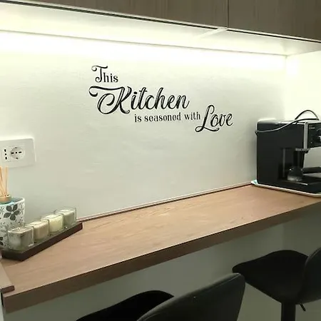 Host Flora סנרמו