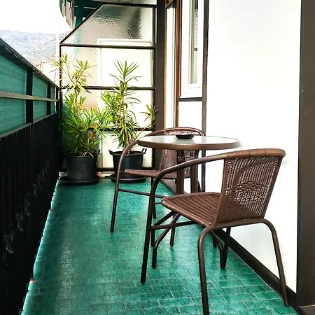 Host Flora סנרמו